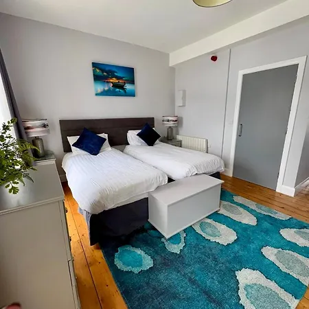 Apartment 6 New Street 1 *